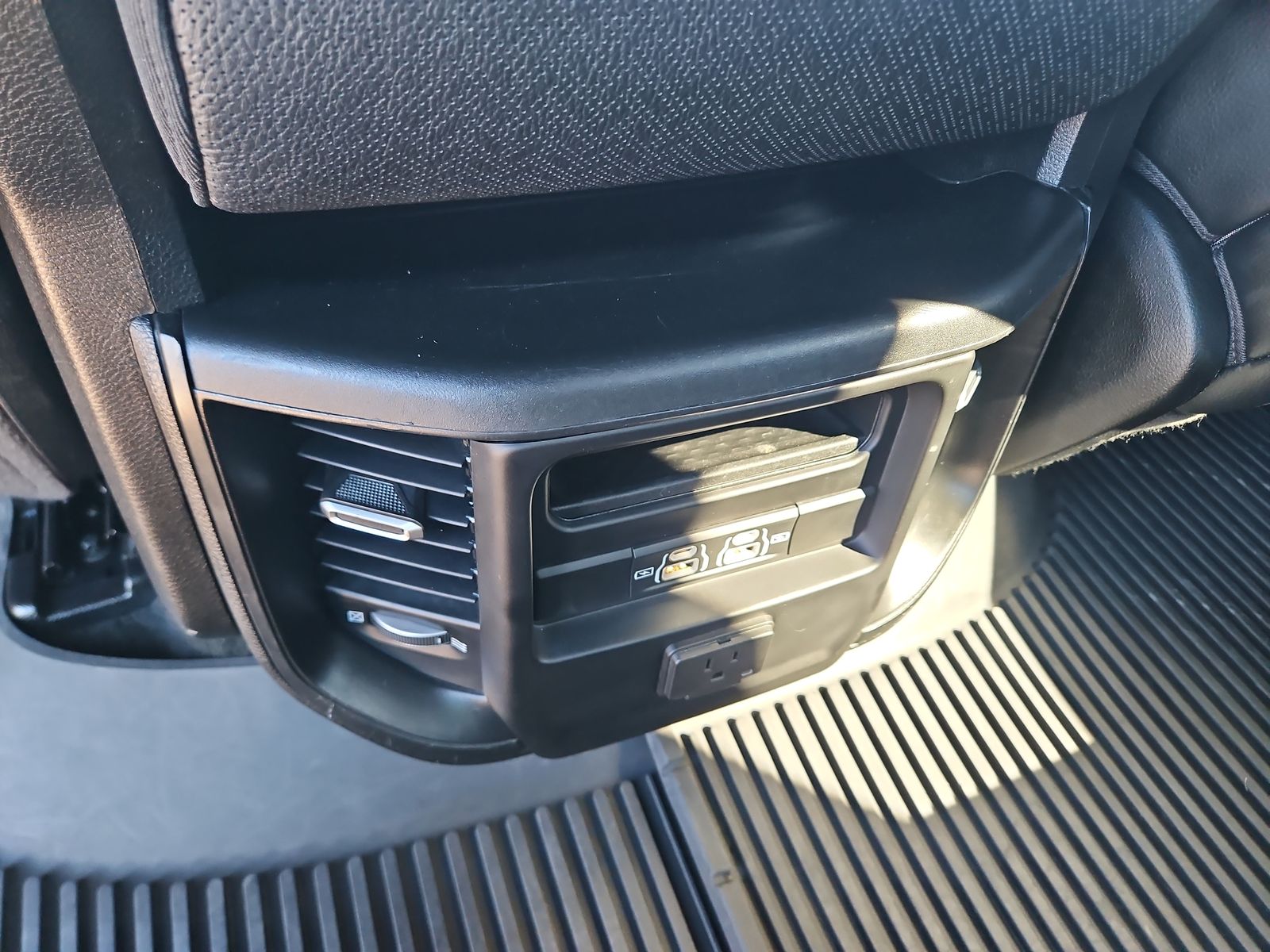 2023 RAM 1500 Laramie Crew Cab 4x4 5'7" Box