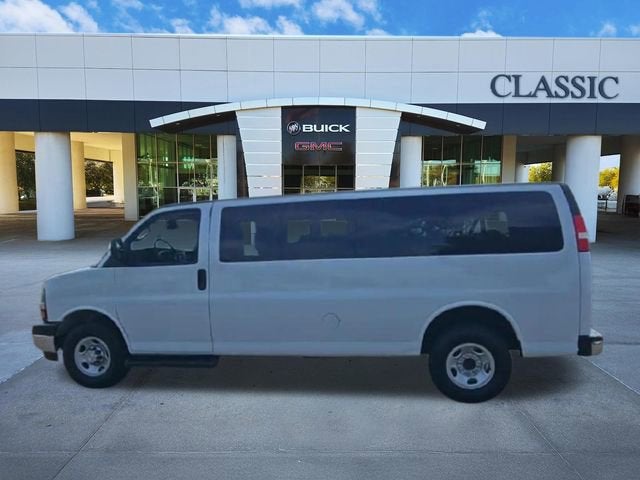 2023 Chevrolet Express Passenger 3500 1LT