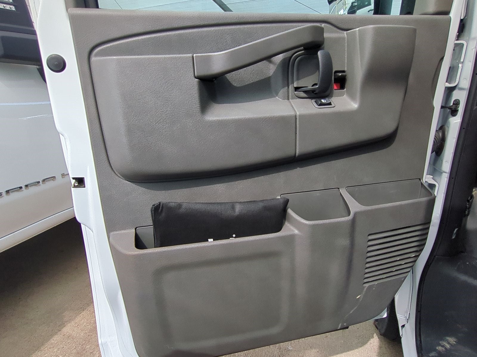 2024 GMC Savana Cutaway 3500 1WT