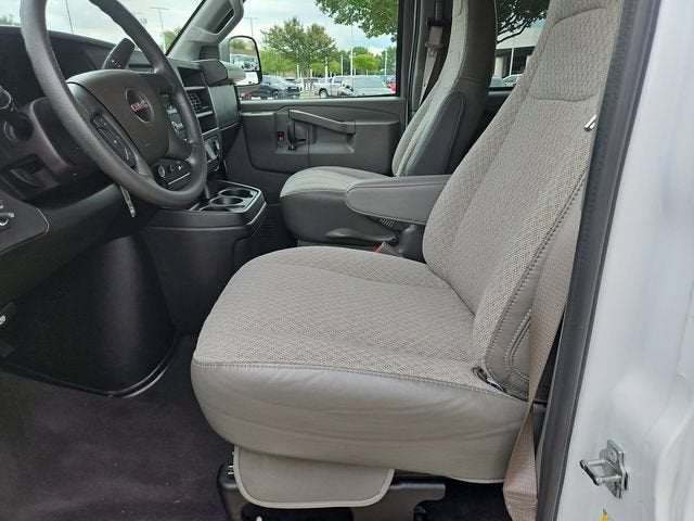 2025 GMC Savana Passenger LT