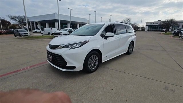 2021 Toyota Sienna LE