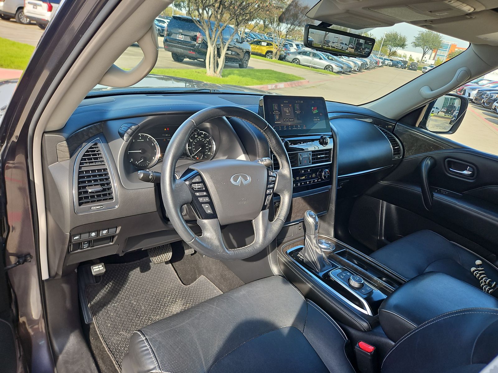 2023 INFINITI QX80 LUXE