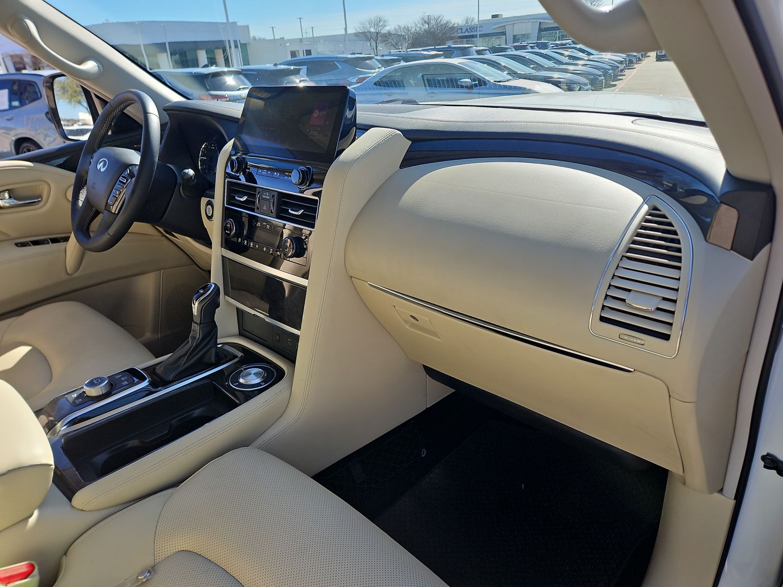 2023 INFINITI QX80 LUXE