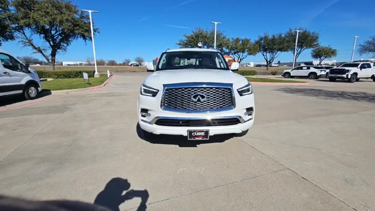 2023 INFINITI QX80 LUXE